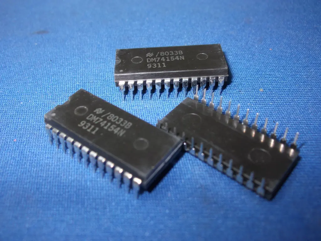 DM74154N NSC 74154N DC93 24-PIN DIP RARE VINTAGE.webp