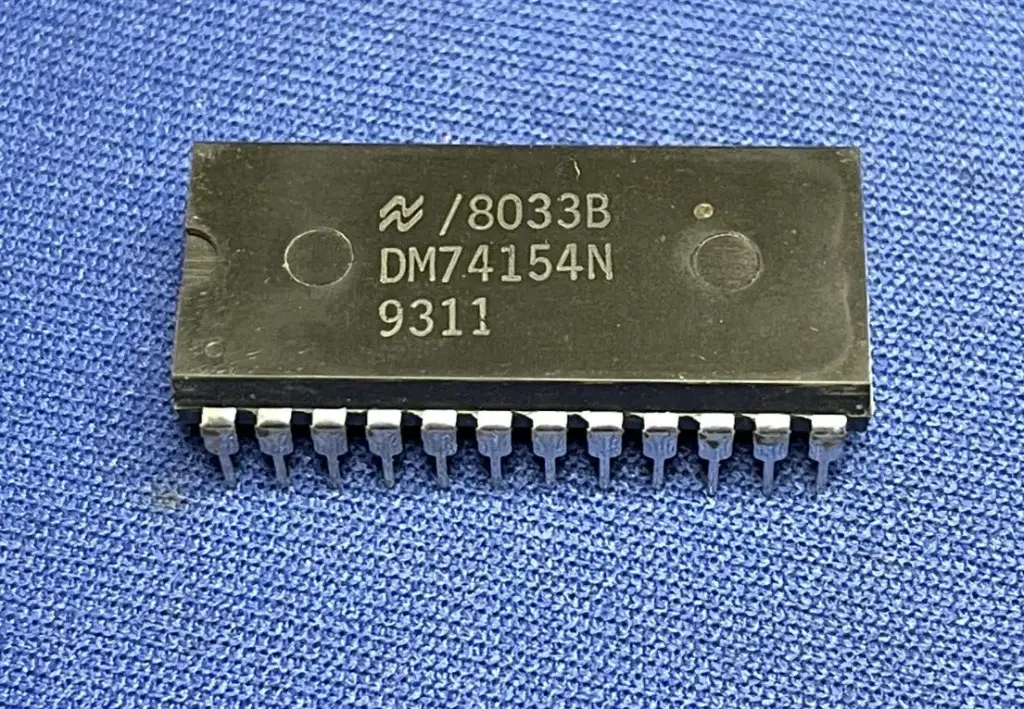 DM74154N NSC | 74154N DC93 | Boîtier DIP 24 broches | Rare / Vintage